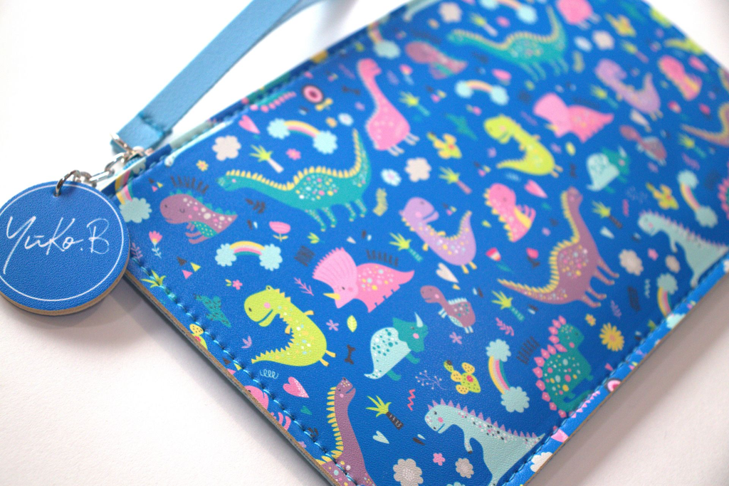 YB-700-024_Carlie_pochette_Dinos_d.webp