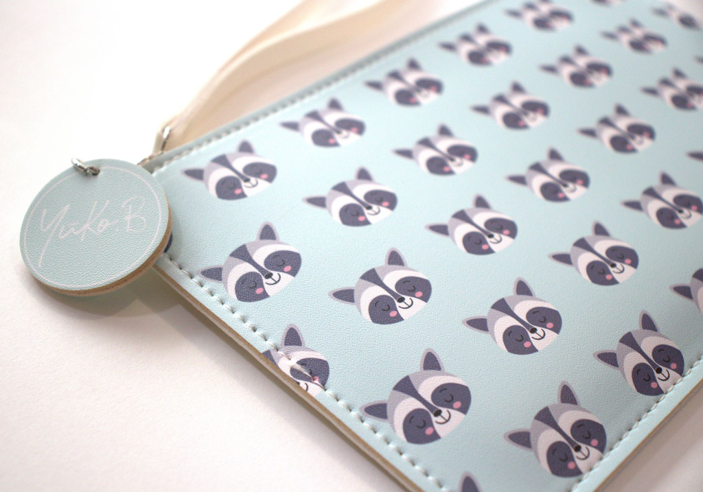 YB-700-018_Carlie_Pochette_Racoon Koalas_e.webp
